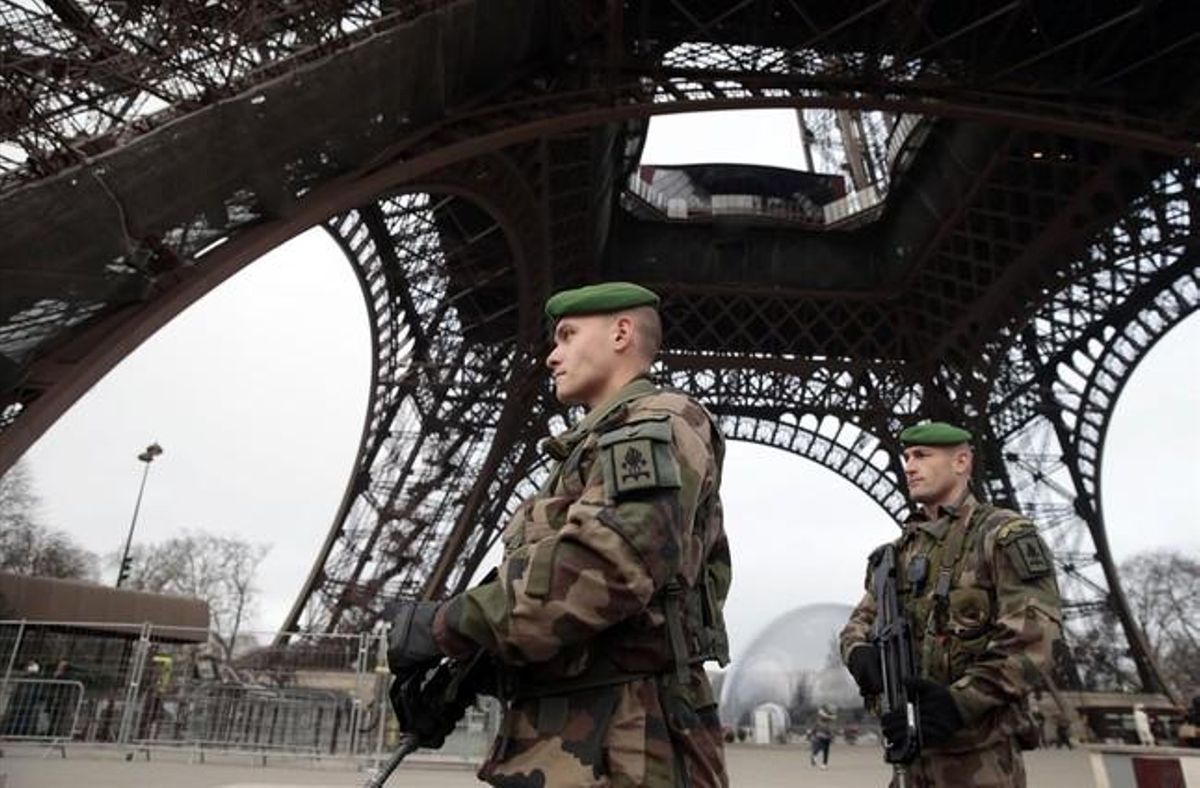 Soldats francesos patrullen davant la torre Eiffel.