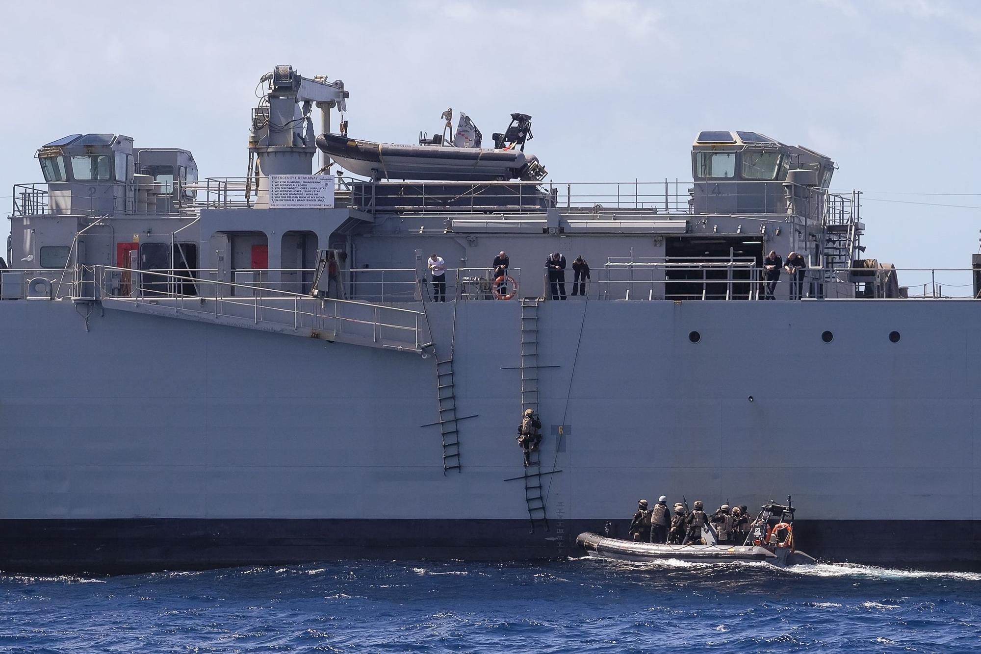 La Armada realiza maniobras de adiestramiento en Gran Canaria