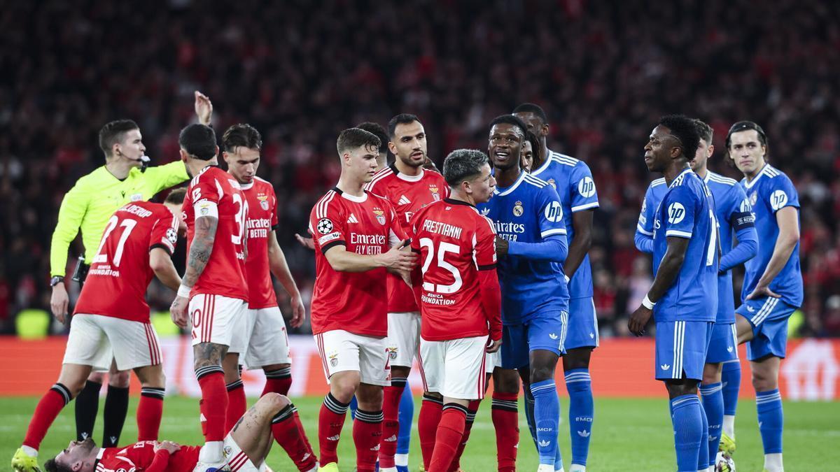 ¡Surrealista! Detienen el Benfica - Real Madrid por un incidente racista con Vinicius: La secuencia completa