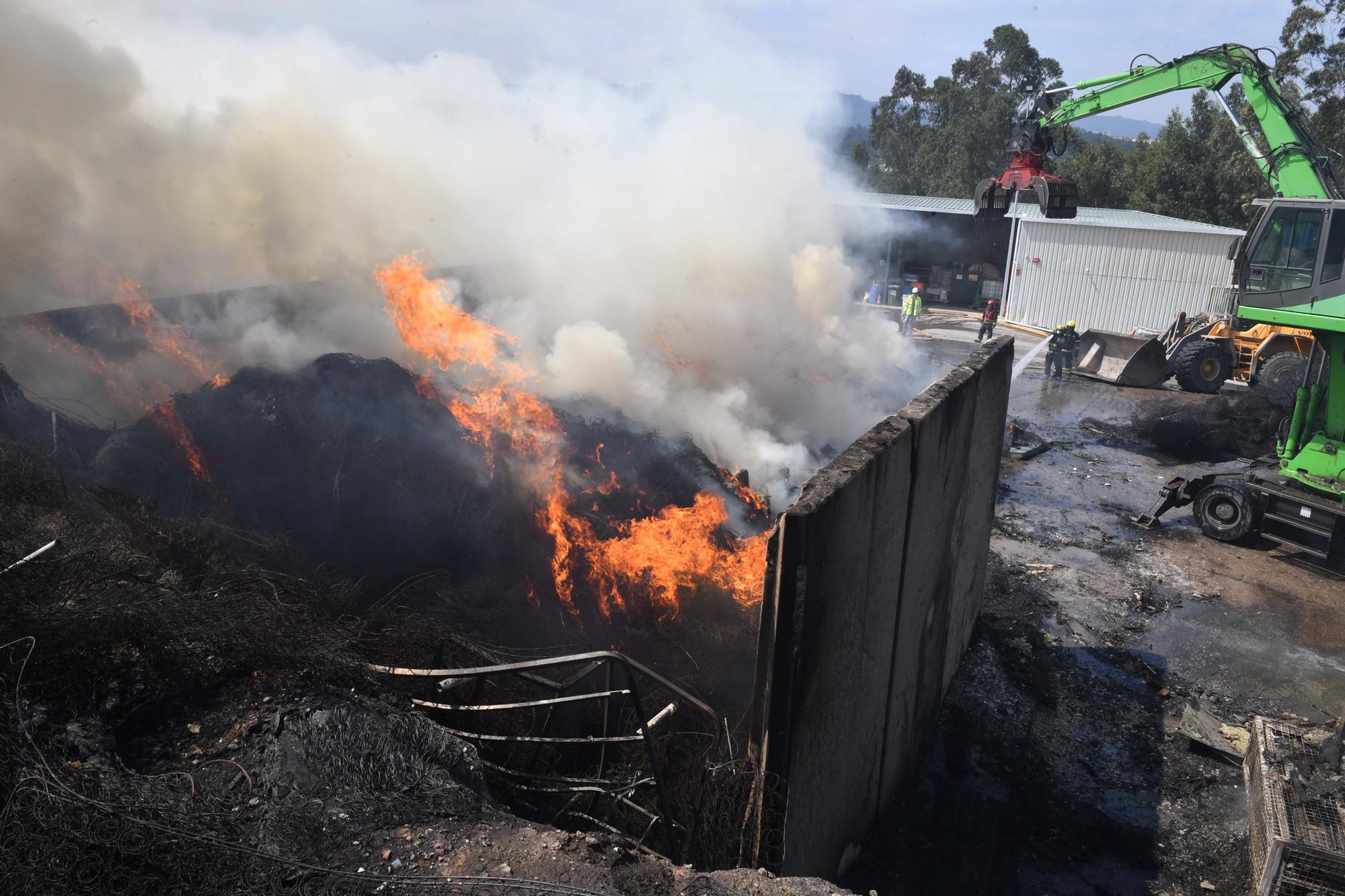 Incendio en la planta de reciclaje de Gestán en Santa Icía, en Morás