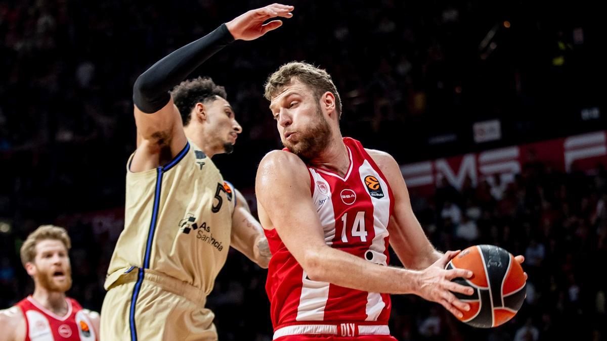 Vezenkov, defendido por Norris, este jueves en Atenas.