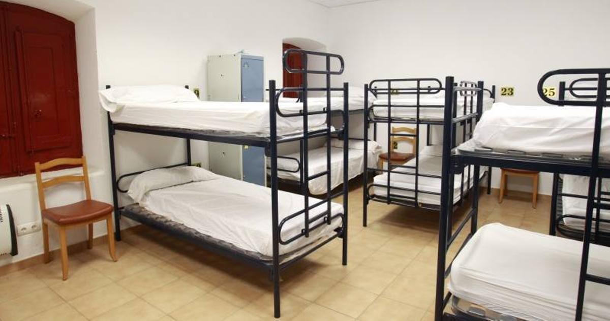 Una de las habitaciones del albergue municipal en Zaragoza, en una imagen de archivo.