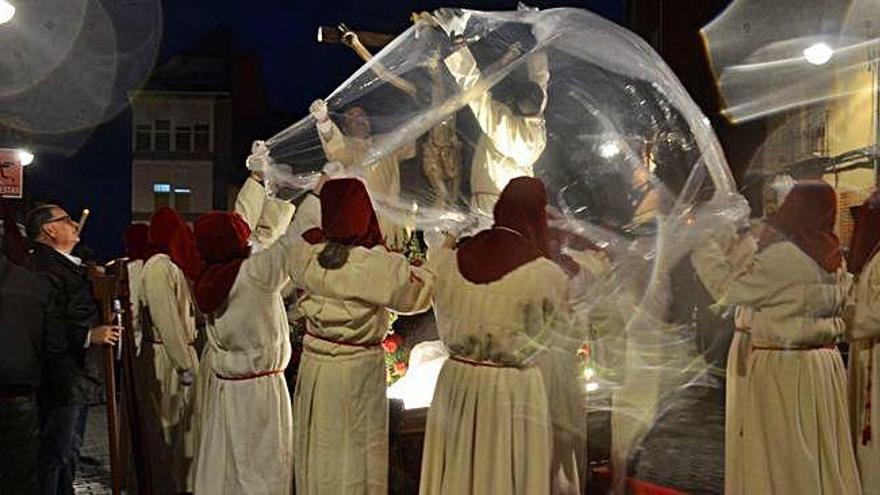 El Cristo de la Salud no llegó a la calle Cervantes, y la lluvia hizo interrumpir su recorrido ante la expectación de decenas de personas.