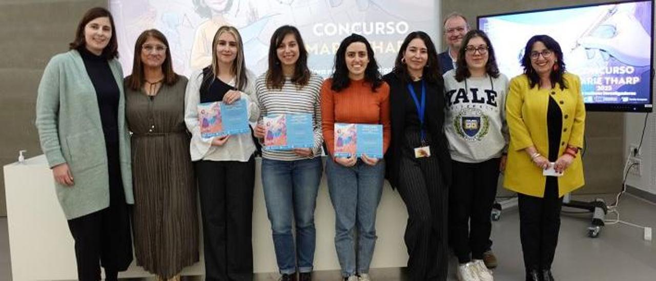 Foto de familia de las ganadoras de las dos ediciones del concurso con responsables del CIM y la Unidad de Igualdad.