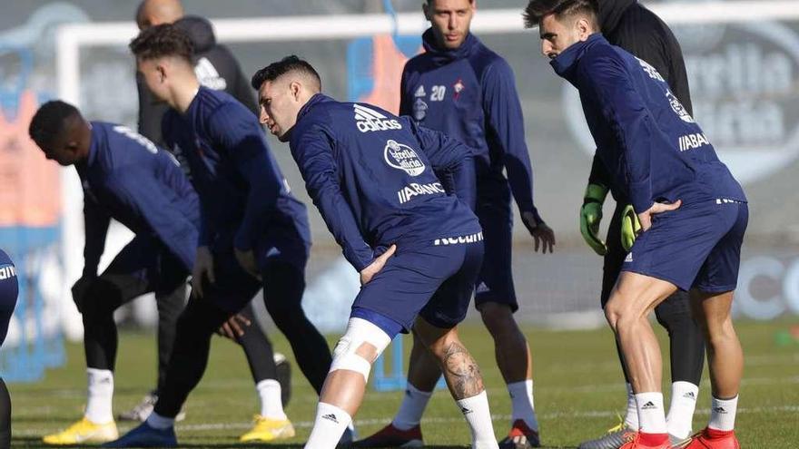 Hugo Mallo luce una rodillera en el entrenamiento de ayer, en el que volvió a trabajar con el grupo. // Ricardo Grobas