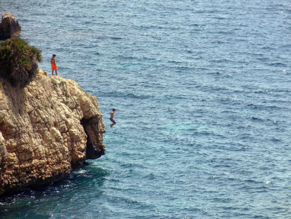 Saltos de riesgo por una foto en el Tangó de Xàbia