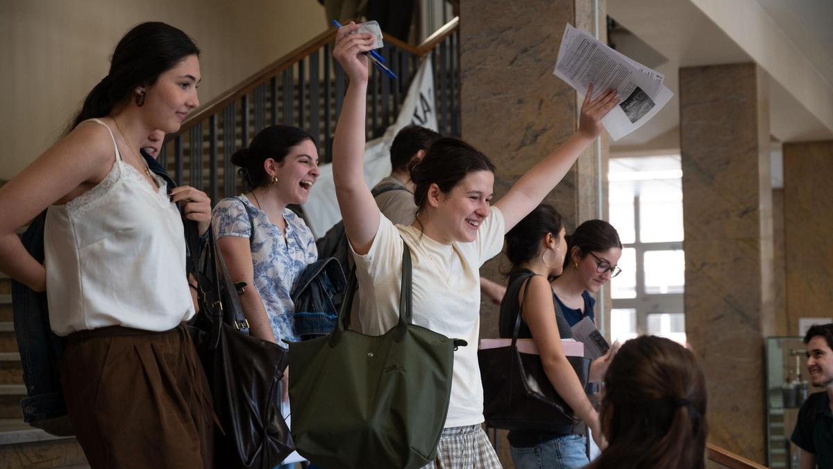 Una alumna de Zaragoza a la salida de un examen de la PAU, esta semana.