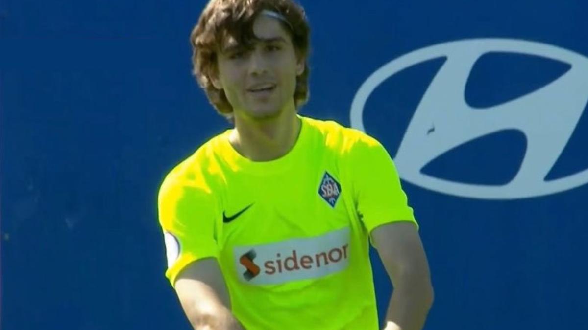 Julen Jon Guerrero celebra un gol con el Amorebieta