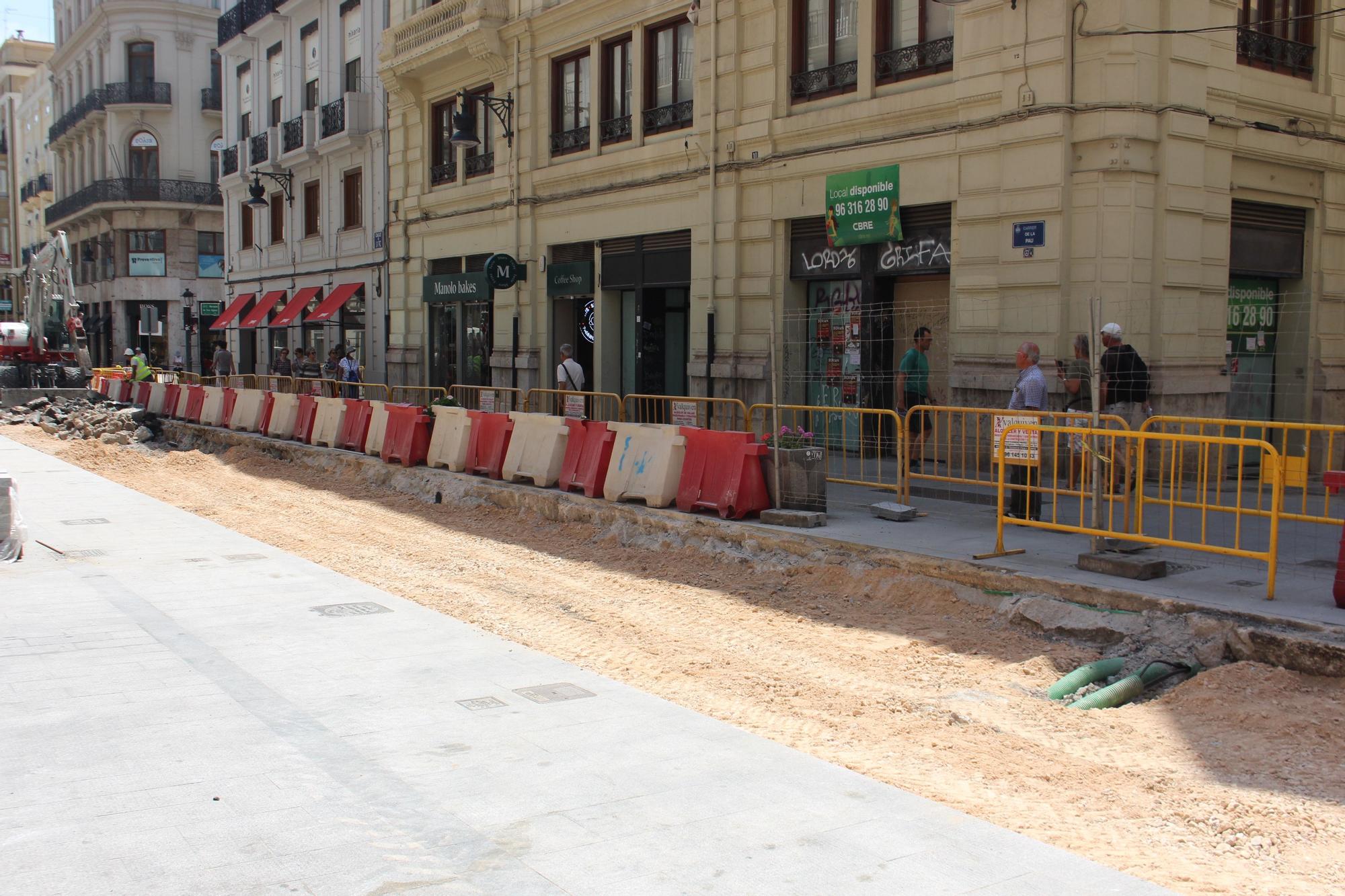 La calle de la Paz levanta el asfalto para su remodelación final