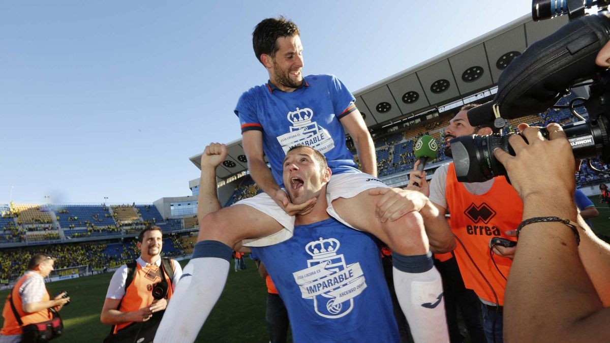 David Fernández y Diego Cervero durante la celebración del ascenso en Cádiz. Fuente: La Nueva España.