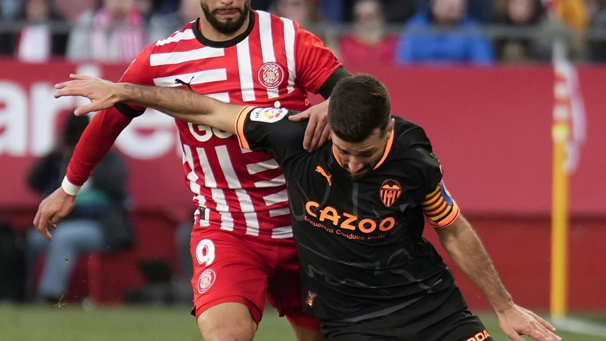 Gayà durante una pugna en el Girona - Valencia en Montilivi