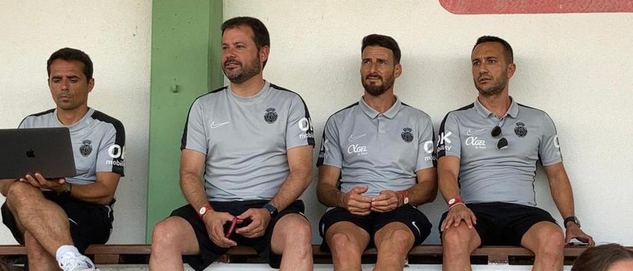 Pablo Ortells, Sergio Marty y Artiz Aduriz, la cúpula de la dirección deportiva del Mallorca, durante un partido en Salzburgo