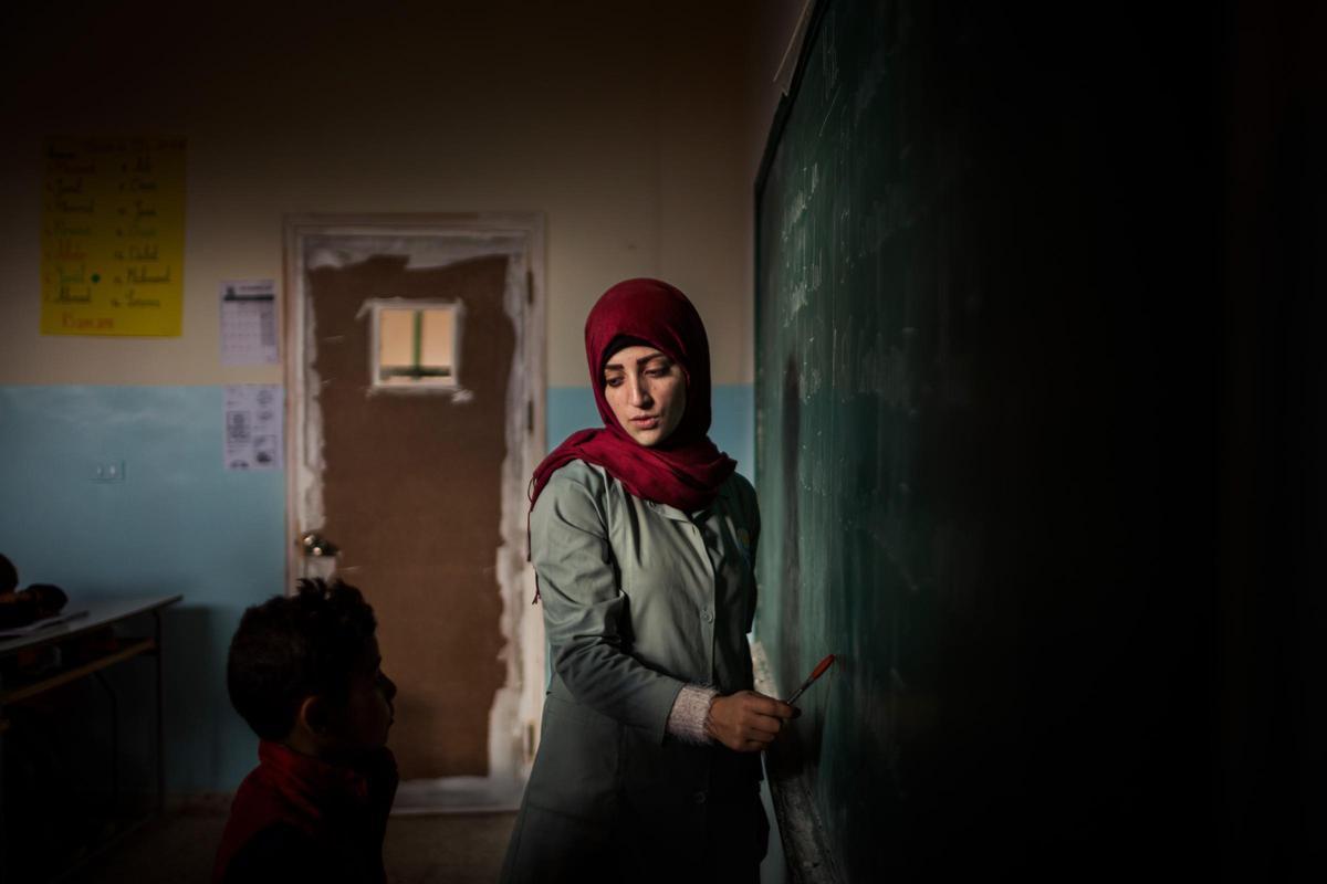 Un joven refugiado sirio asiste a una clase en las afueras de Arsal. La escasez de recursos, los problemas de residencia y las restricciones laborales impuestas a los padres privan a muchos niños refugiados del acceso a la educación. Líbano, 31 de octubre de 2017.