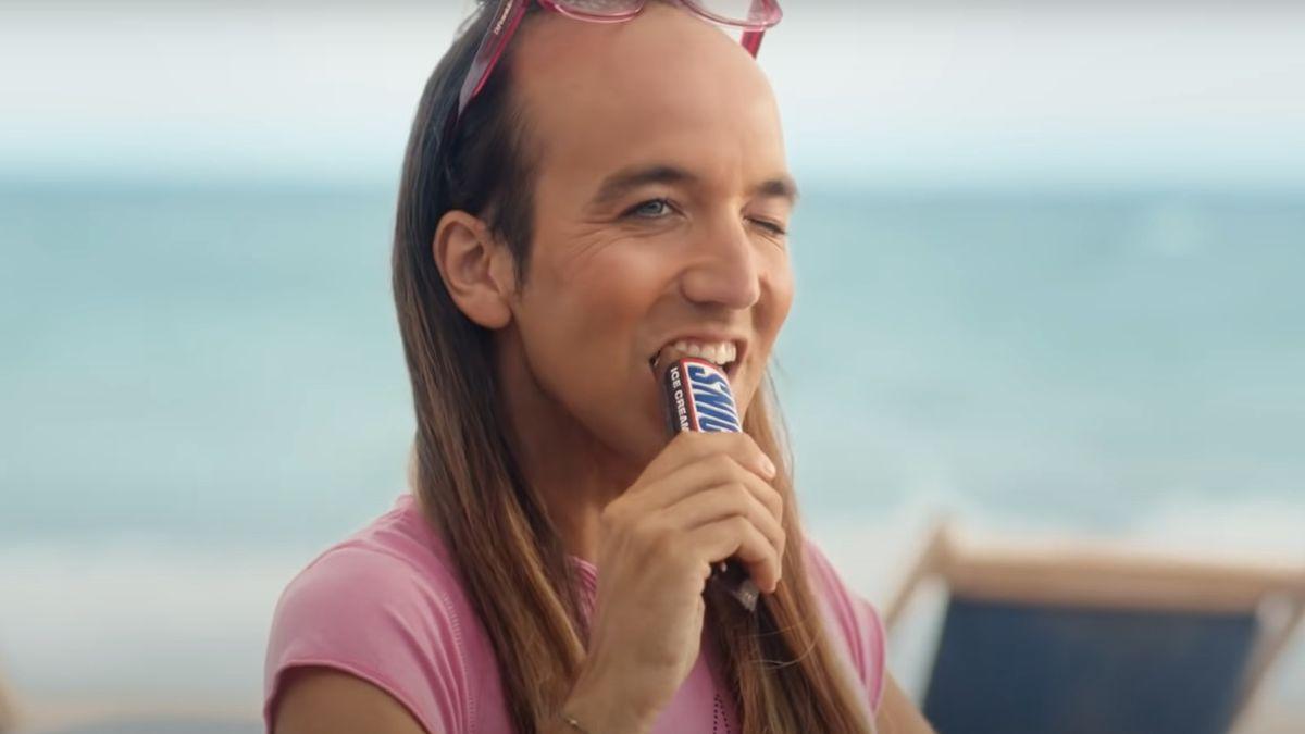 Aless Gibaja en el anuncio de Snickers