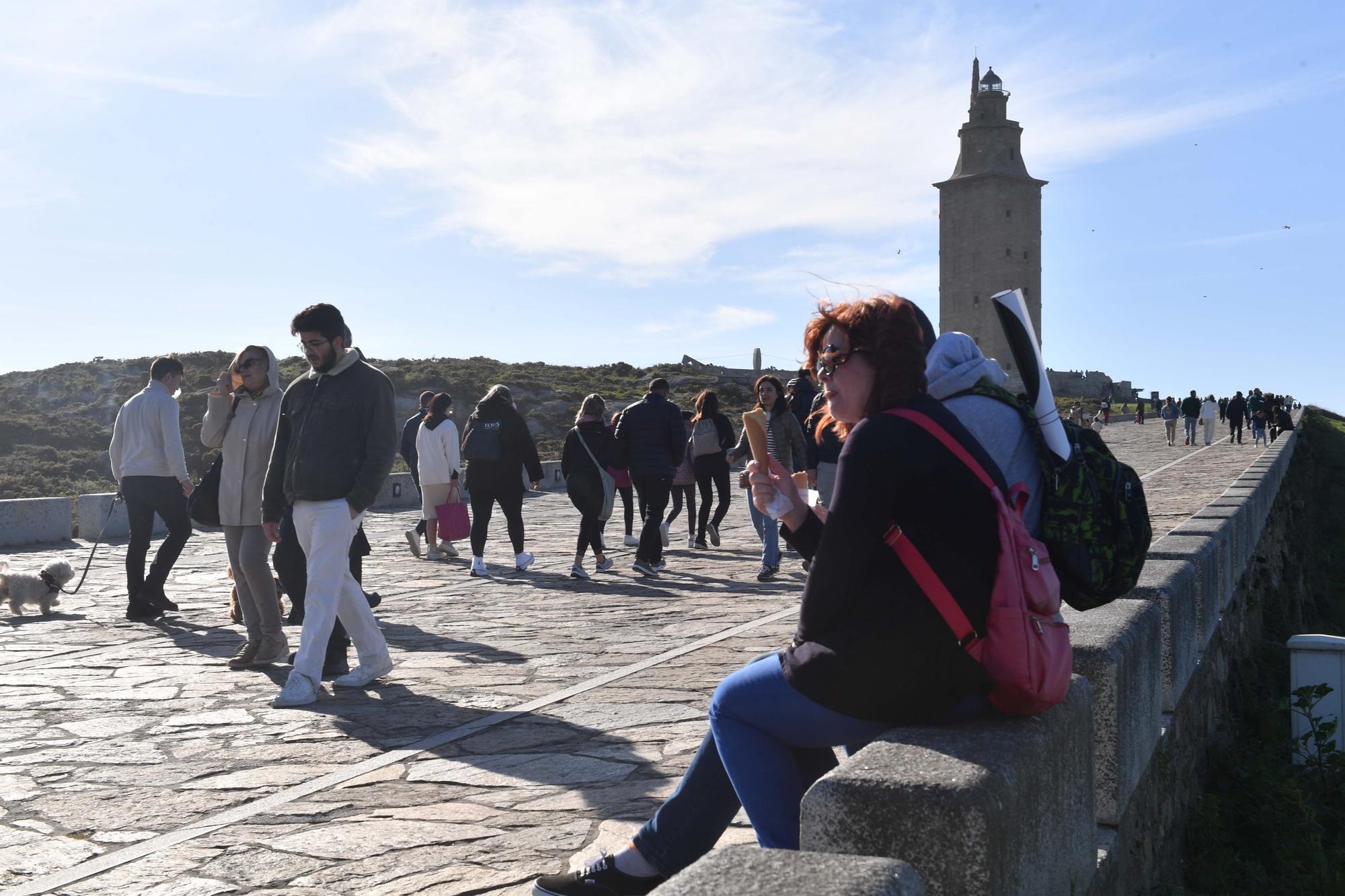 Semana Santa en A Coruña: turistas en la Torre de Hércules