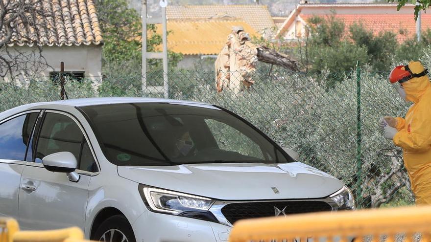 Un sanitario toma la muestra a un paciente citado en el punto de la pedanía lorquina del Campillo.