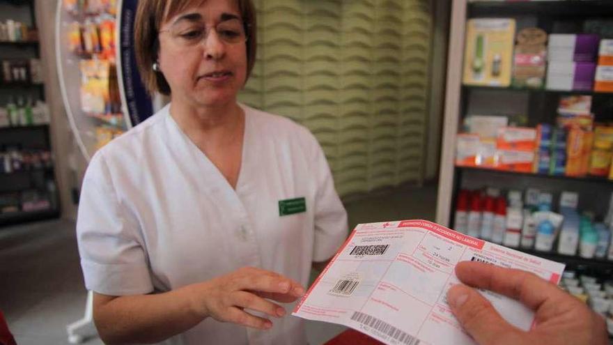 Un paciente acude con una receta a la oficina de farmacia para llevarse un medicamento.