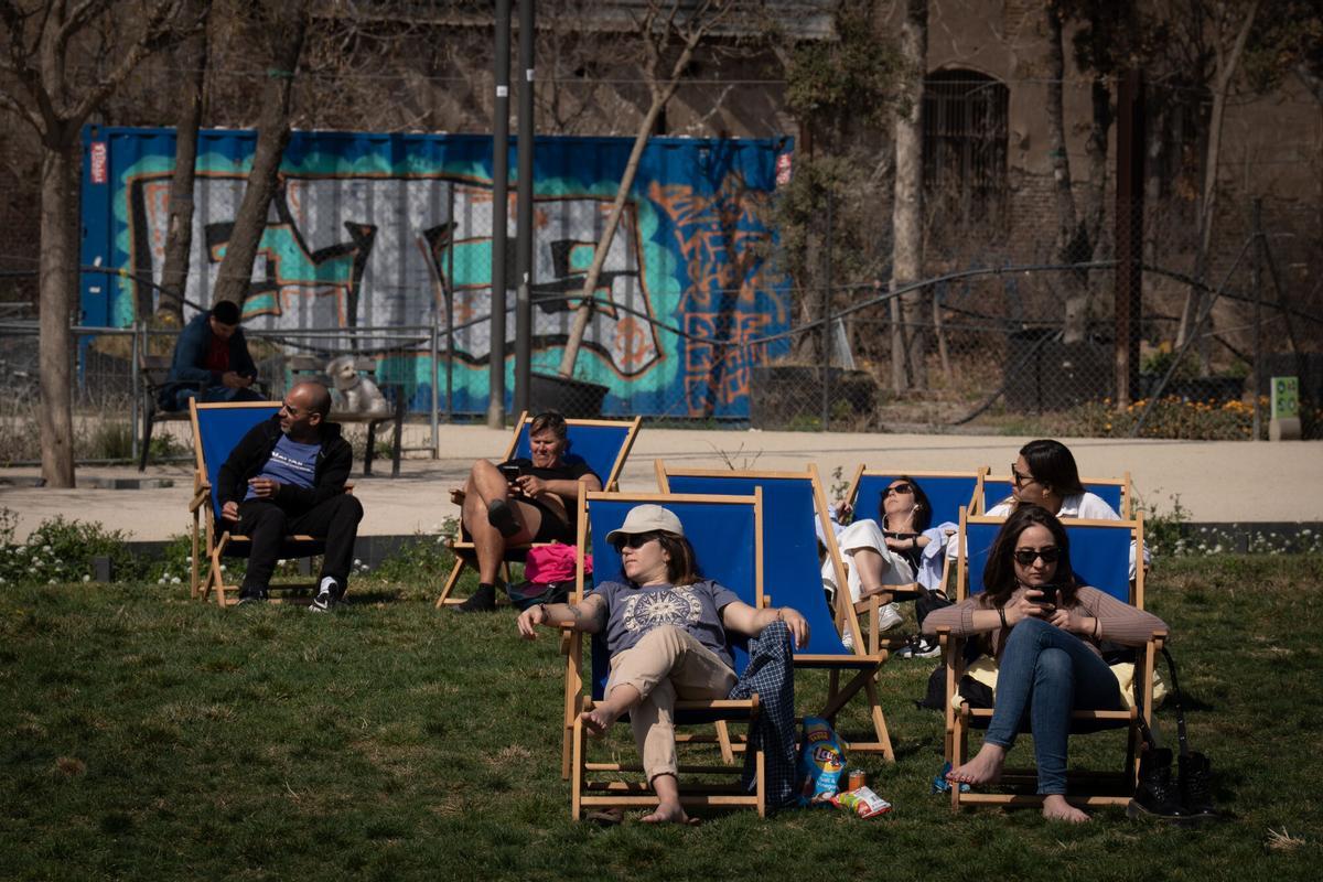Personas tomando el sol en Barcelona.