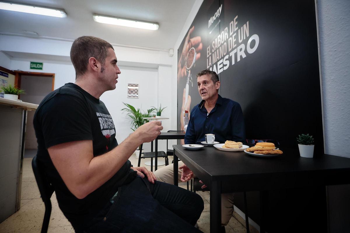 El profesor Ramín Montesinos y el director del CIFP Las Indias, Gregorio Hernández.