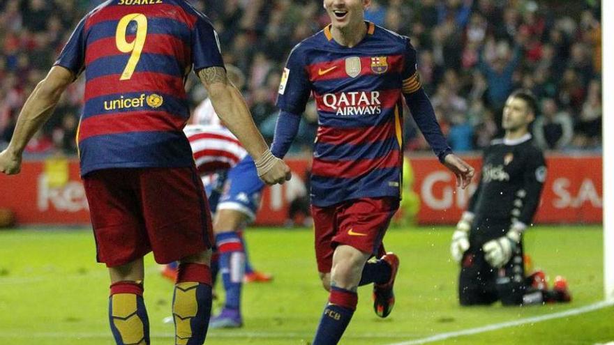 Messi corre a celebrar con Luis Suárez su gol número 300 en la Liga. // Alberto Morante