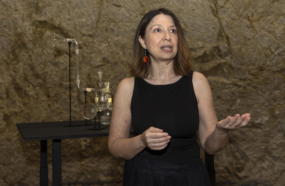 La artista Anna Pastor durante la presentación de su muestra en el Museo de Aguas de Alicante