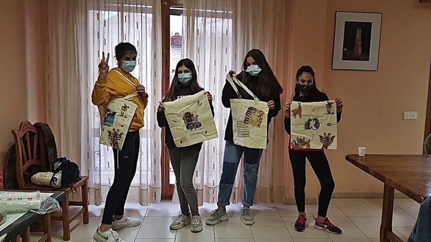 Los jóvenes sacan a relucir su creatividad en varios talleres |      