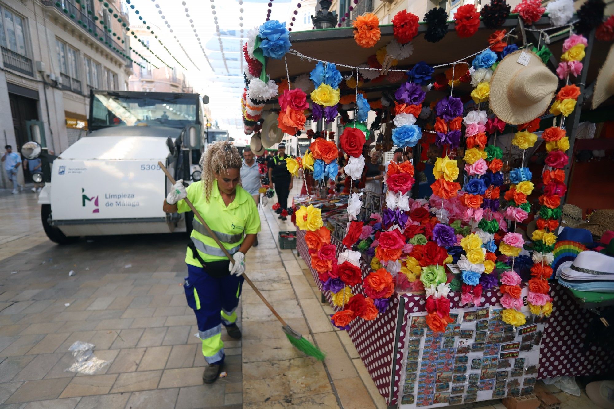 Efectivos de limpieza de Málaga comienzan su trabajo a partir de las 18.00 horas en las calles del Centro