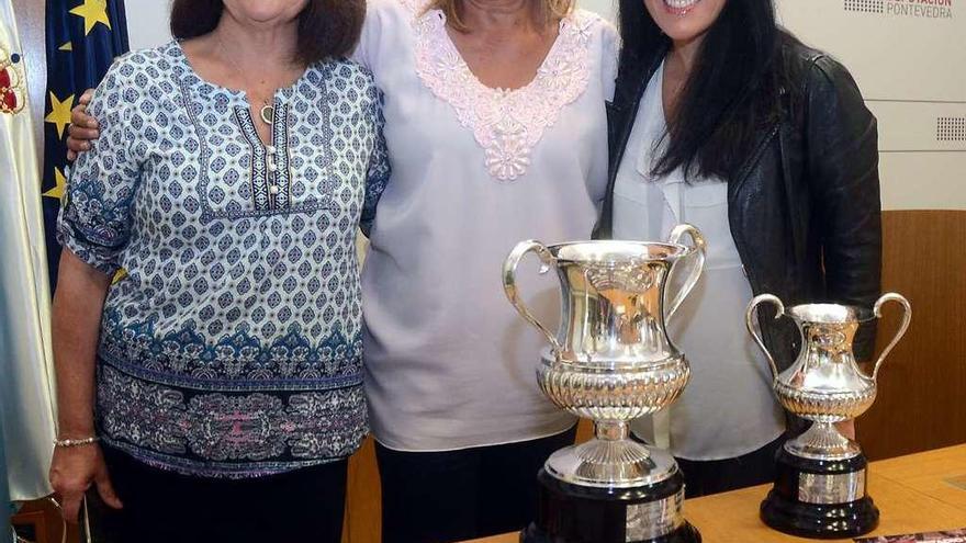 Chelo Besada, Carmela Silva y Lupe Murillo en la presentación del Luis Otero. // Rafa Vázquez