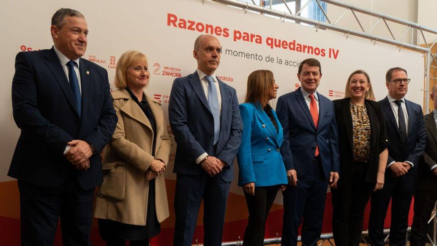 Foto de familia de autoridades, entidades colaboradoras y representantes de LA OPINIÓN-EL CORREO DE ZAMORA, antes del inicio de la jornada en el Ramos Carrión. | Jose Luis Fernández