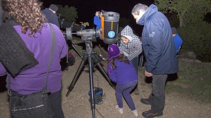 Niños observando a través de un telescopio en Ibiza.