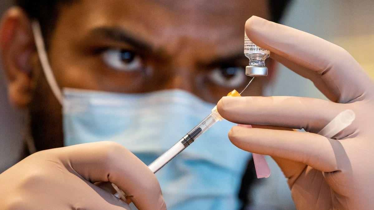 Ocho comunidades anuncian que en junio ya estarán vacunando a los menores de 50 años