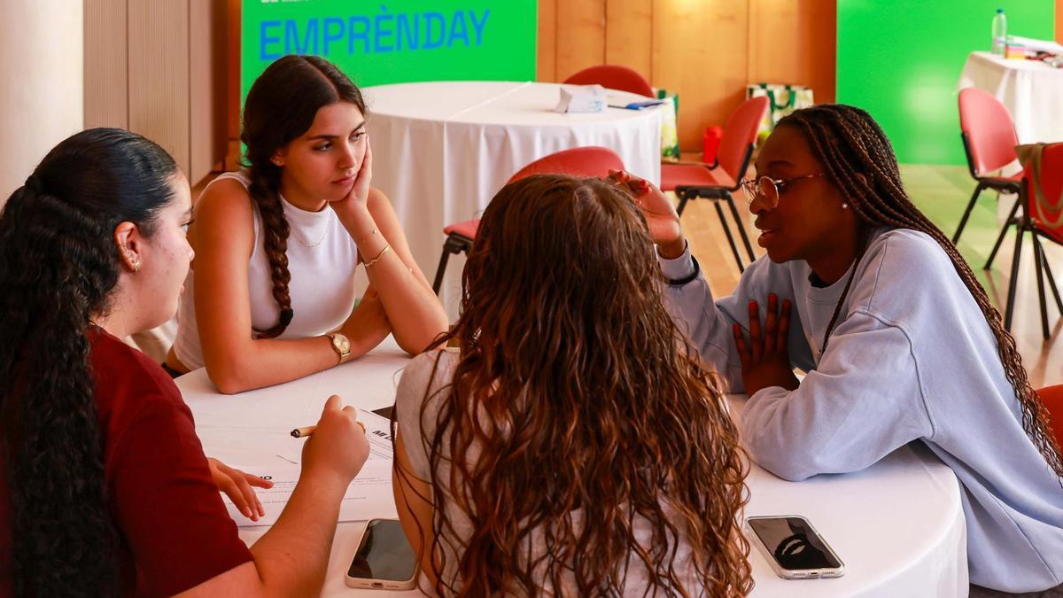 En la feria para emprendedores han participado unos doscientos jóvenes.