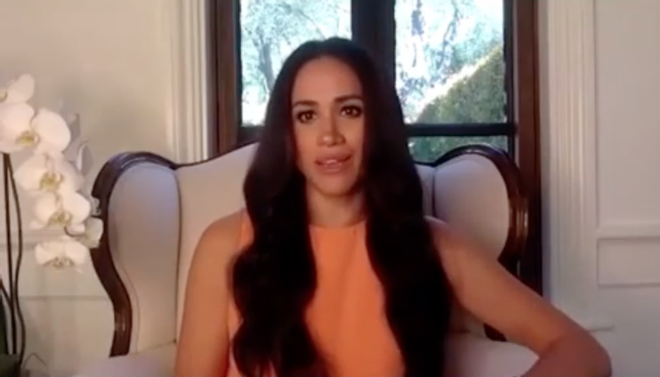 Meghan Markle con blusa naranja de Hugo Boss