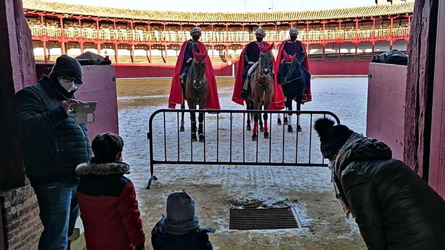 Los pajes reales saludan a una familia en la plaza de toros. | M. J. C.