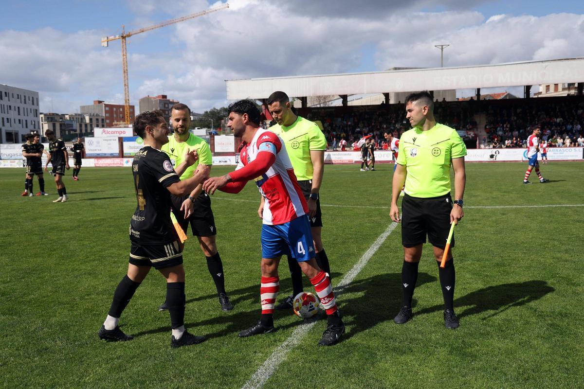 Las imágenes del duelo trascendental entre el Arosa y el Compostela Las imágenes del duelo trascendental entre el Arosa y el Compostela
