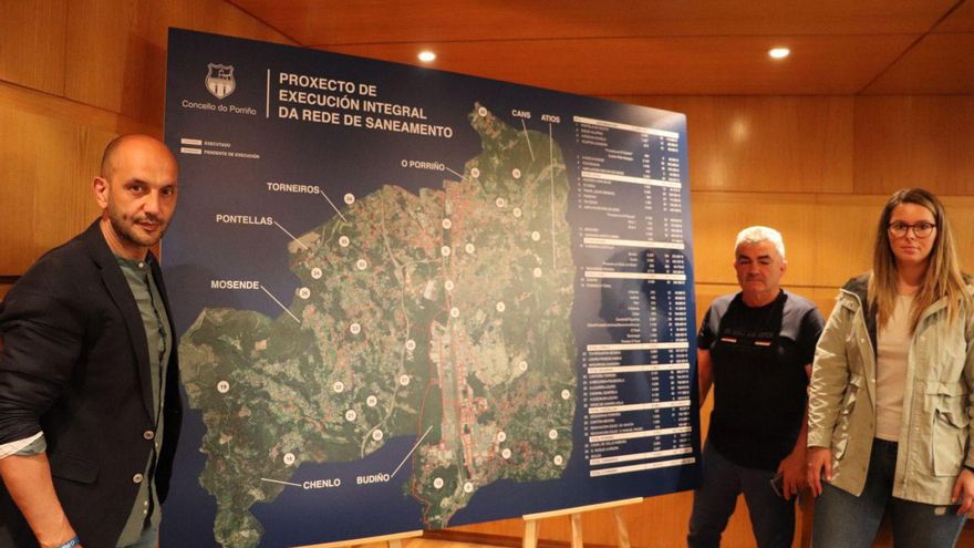 Alejandro Lorenzo, junto a los ediles Ramón Porto y Antía Carrera, con el Plan de Saneamiento. // D. P.