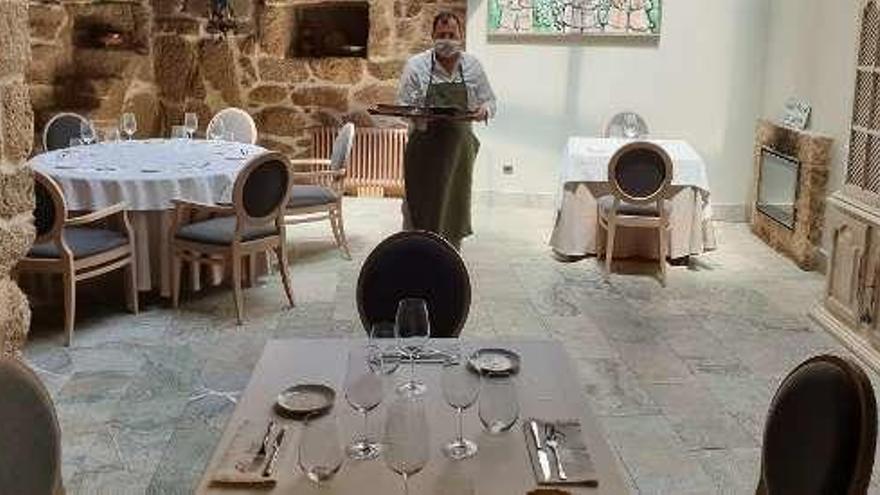 Miguel González en su restaurante de Pereiro, en uno de los salones donde se podrá comer con amplias distancias de seguridad. // FdV