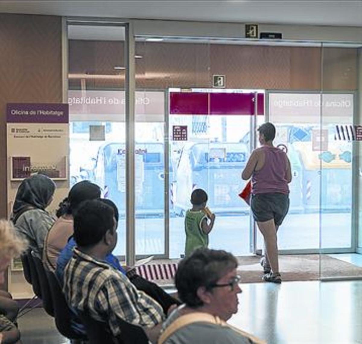 Entrada principal de l’oficina de lala vivenda de Ciutat Vella, al Raval.