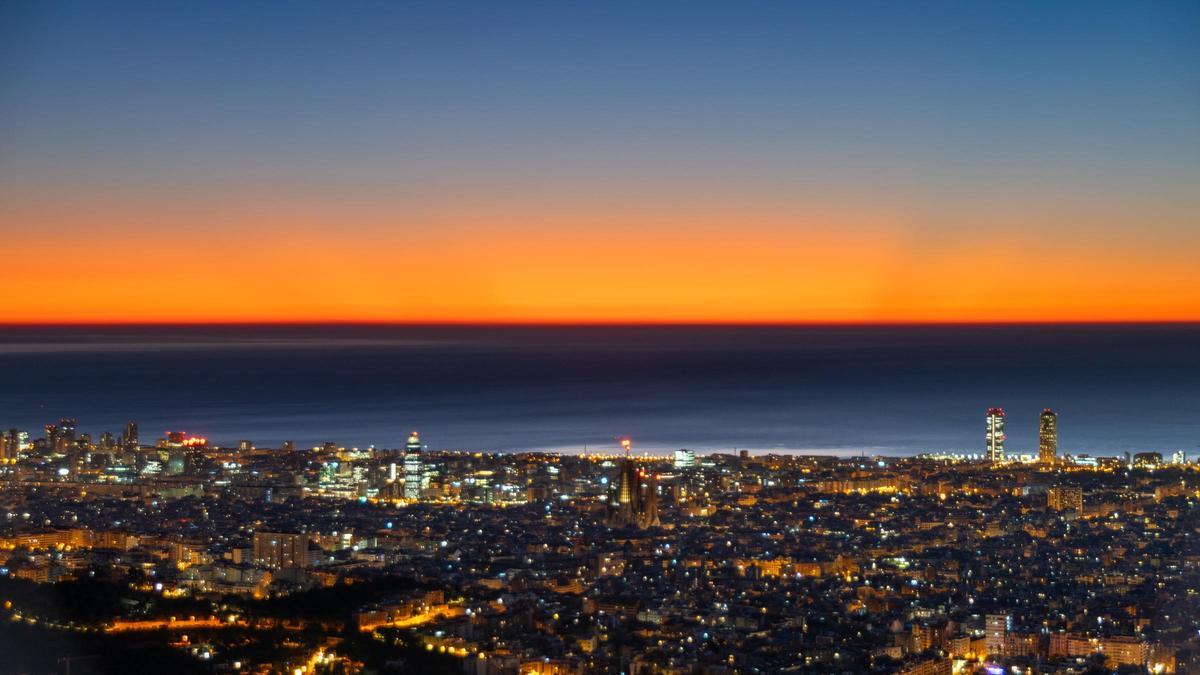 Salida del Sol el 19 de diciembre en Barcelona con una extraordinaria inversión térmica. Fruto de la misma se ha observado una franja especialmente roja en el horizonte.