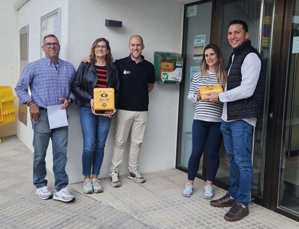 Ador tiene un DEA en la puerta del ayuntamiento.