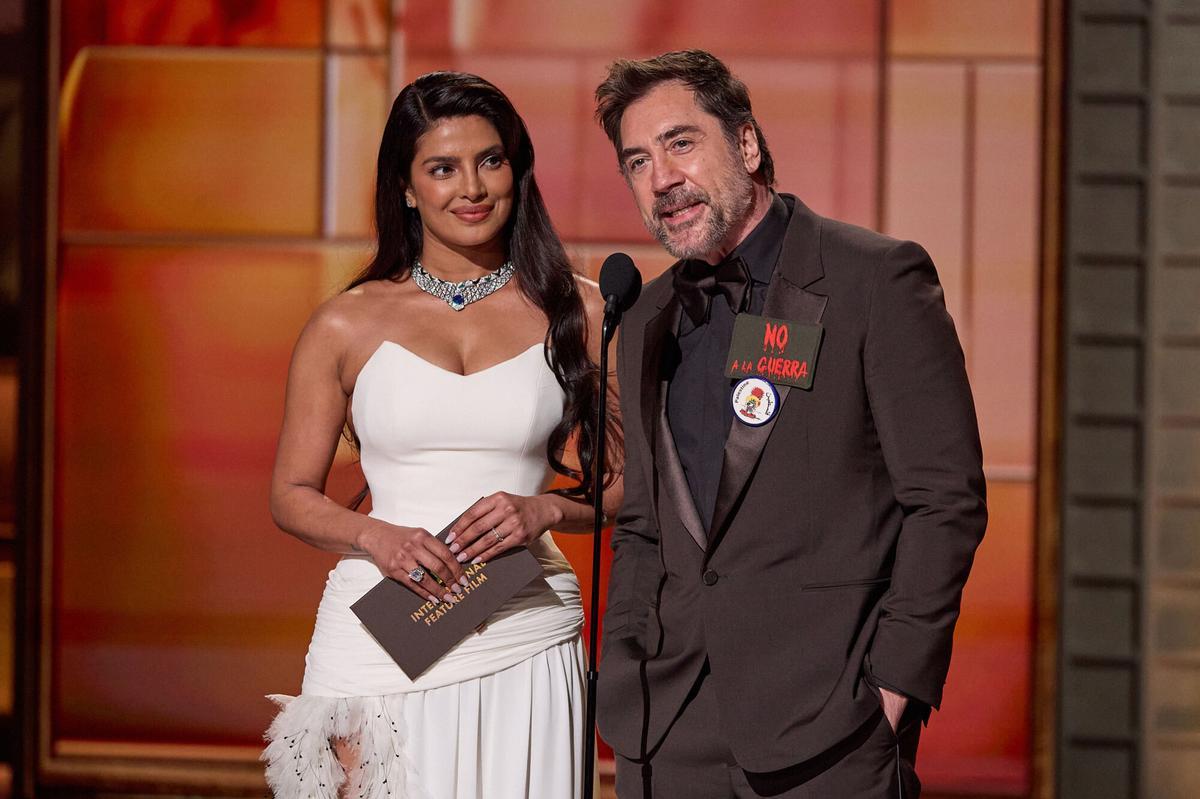 March 15, 2026, Hollywood, California, USA: Priyanka Chopra Jonas and Javier Bardem present the Oscar for International Feature Film during the 98th Oscars at the Dolby Theatre at Ovation Hollywood on Sunday.,Image: 1083405468, License: Rights-managed, Restrictions: * Strictly Editorial Use Only *, Model Release: no, Credit line: Trae Patton / Zuma Press / ContactoPhoto Editorial licence valid only for Spain and 3 MONTHS from the date of the image, then delete it from your archive. For non-editorial and non-licensed use, please contact EUROPA PRESS. 15/03/2026 ONLY FOR USE IN SPAIN. Trae Patton / Zuma Press / ContactoPhoto;98th;Oscars;Academy;Awards;zhandout;Press;zoscars;zcoscars2026;98_TL_08970101.JPG;20260315_zah_z03_130.jpg;Oscars 2026 TELECAST;
