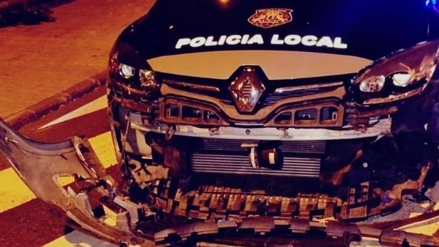 Estado en que quedó el coche de la Policía Local contra el que colisionó Carmelo González.