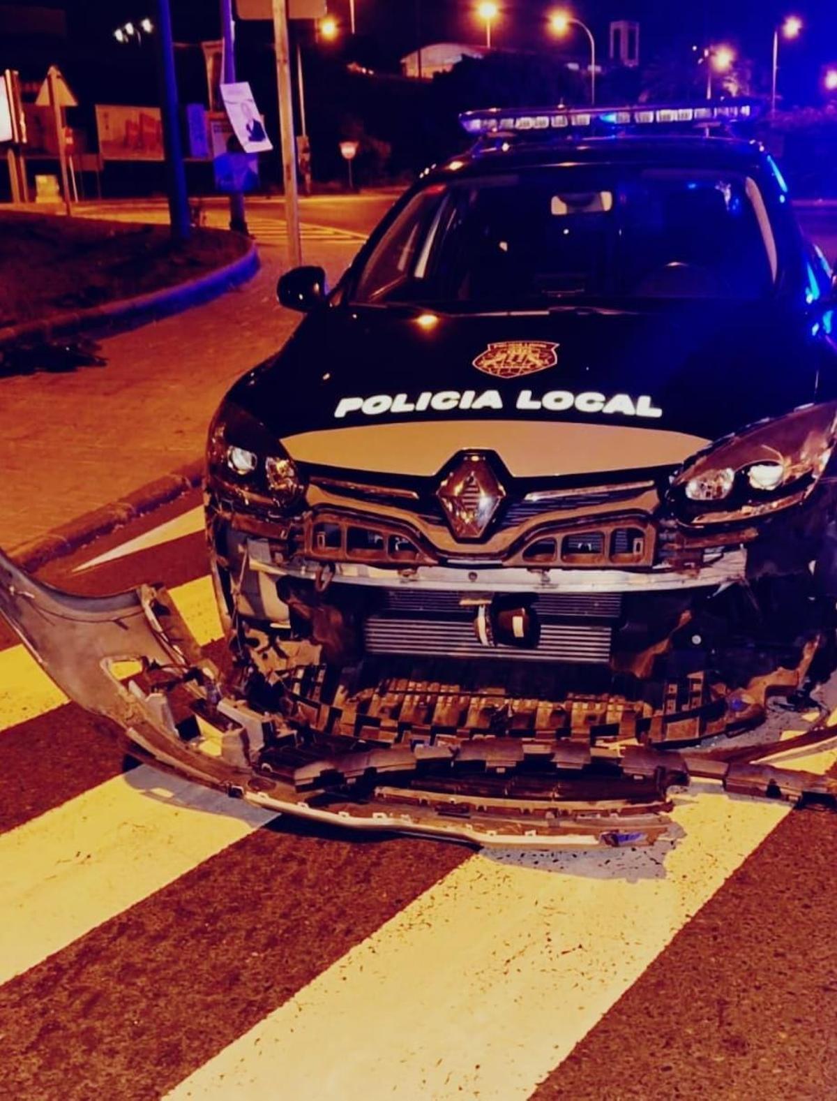Estado en que quedó el coche de la Policía Local contra el que colisionó Carmelo González.