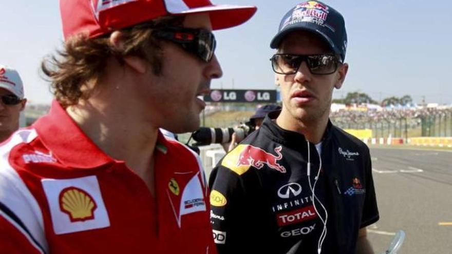 Fernando Alonso y Sebastian Vettel, ayer, antes de la carrera de Suzuka. / diego azubel / efe