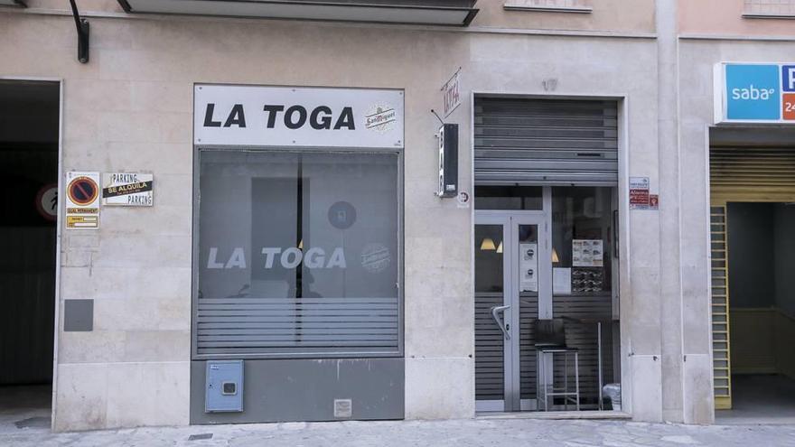 Entrada de un establecimiento de la travesía de Ballester de Palma inspeccionado ayer por la Policía.