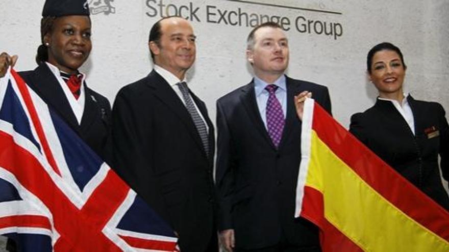 El presidente de Iberia, Antonio Vázquez, segundo a la izquierda, estrecha la mano del delegado de British Airways, Willie Walsh.