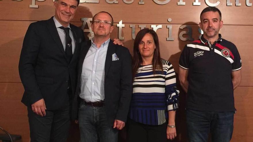 Stefano Marcia, José Méndez, Katia Pessola y Pedro Lapuente, ayer, en el Hospital del Oriente de Asturias.