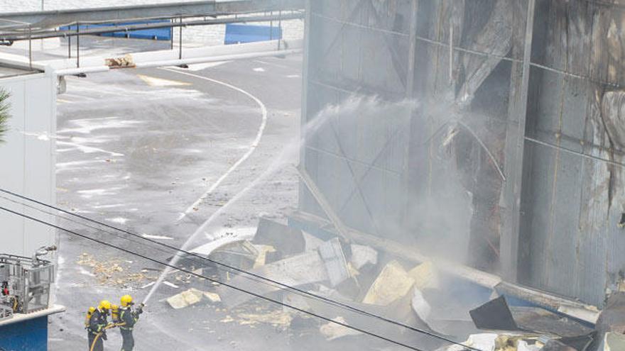 Bomberos trabajando en el incendio de Fandicosta. // Gonzalo Núñez