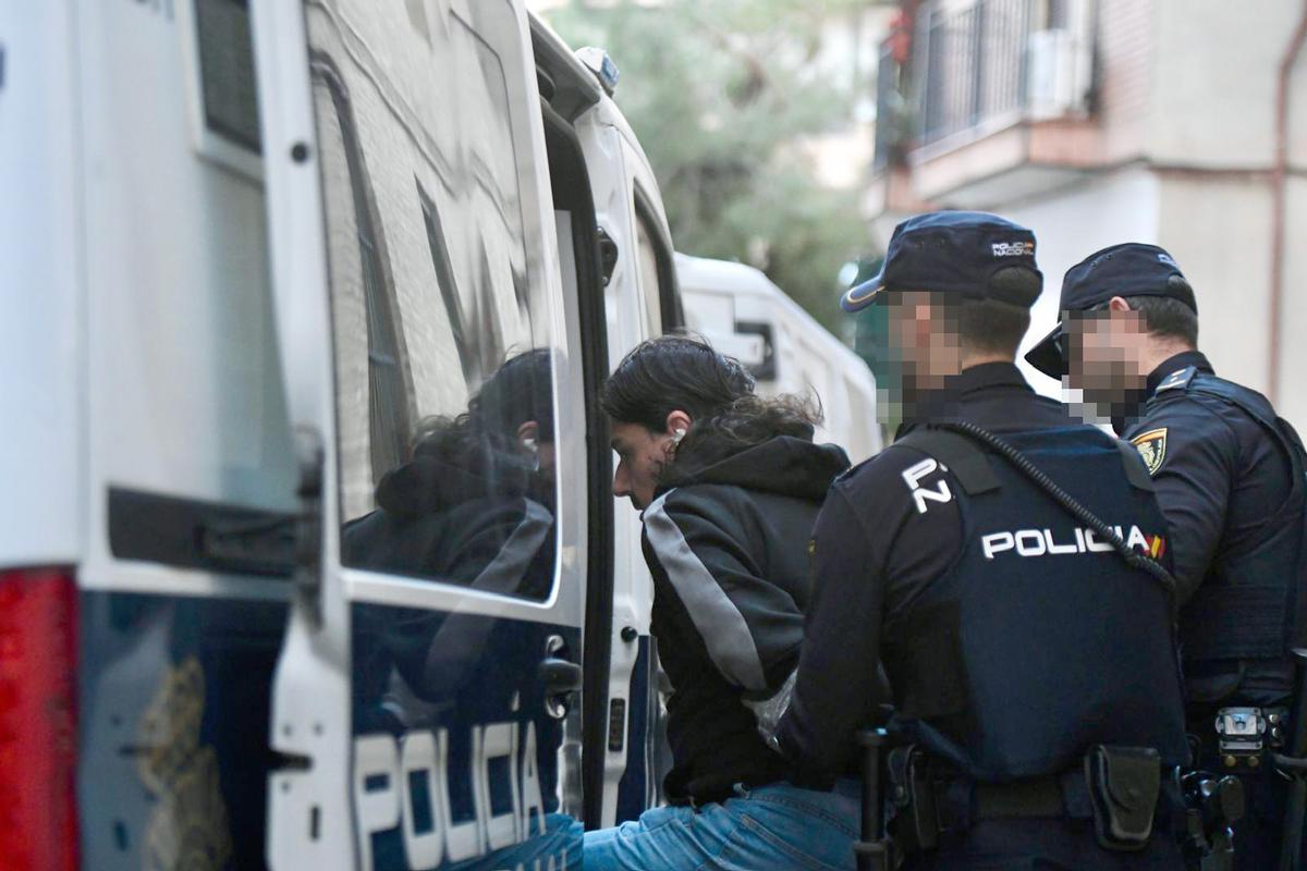 Alberto S. M., el sospechoso de secuestrar y violar a una mujer durante casi dos años en su casa de Murcia, es llevado desde comisaría hasta la Ciudad de la Justicia, para ser puesto a disposición judicial