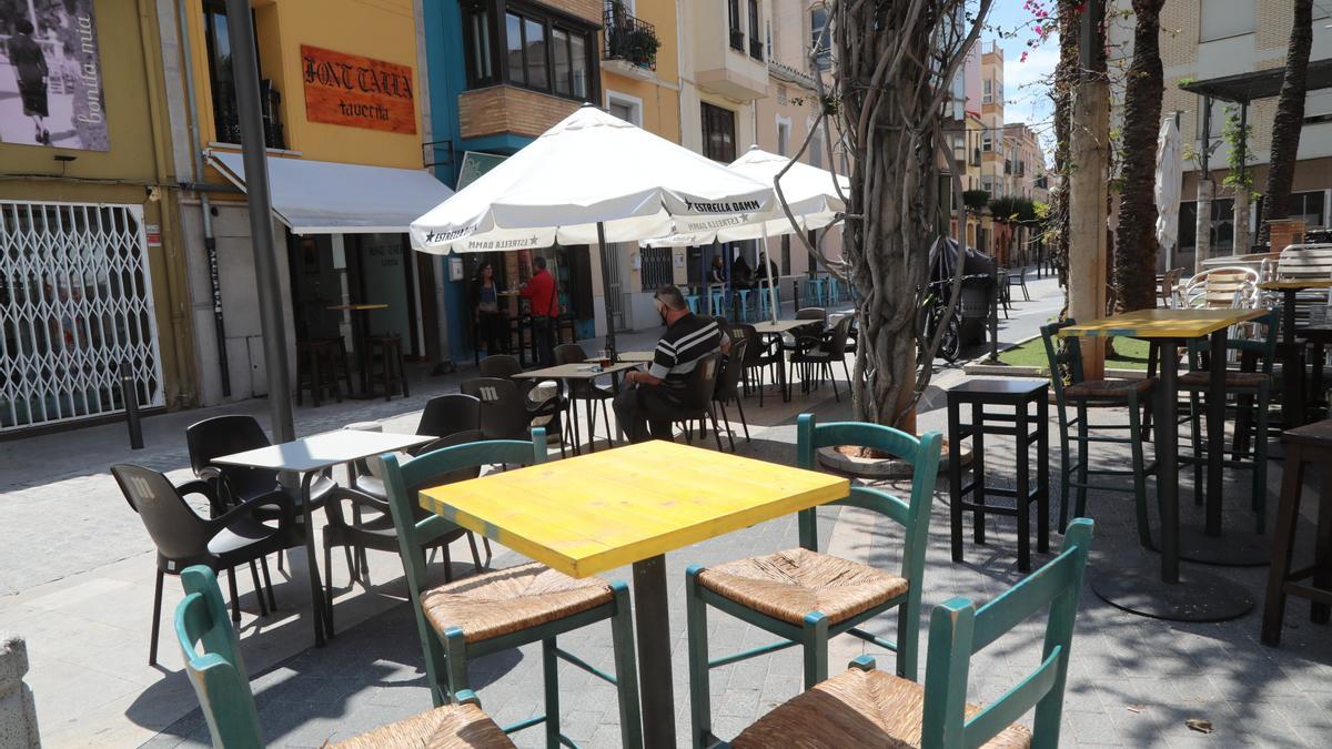 La taberna cuenta con un espacio al aire libre para sus comensales